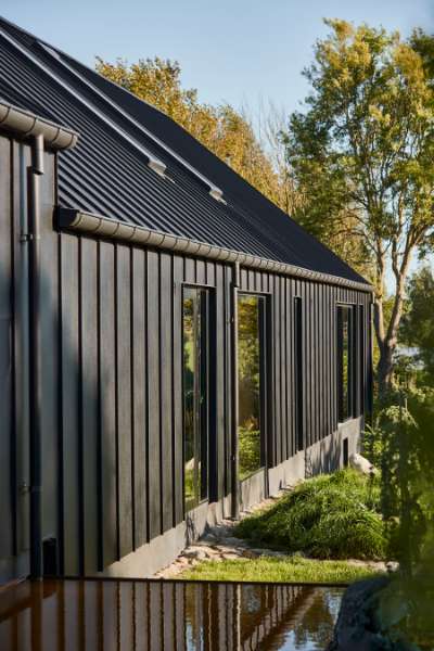 „Königliche“ Tür, gefunden in Christiania, montiert an einer Stahlfassade, Volstrupvej 63, 9240 Nibe